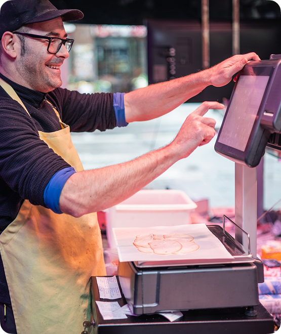 Hombre feliz utilizando ERP AnySoftware